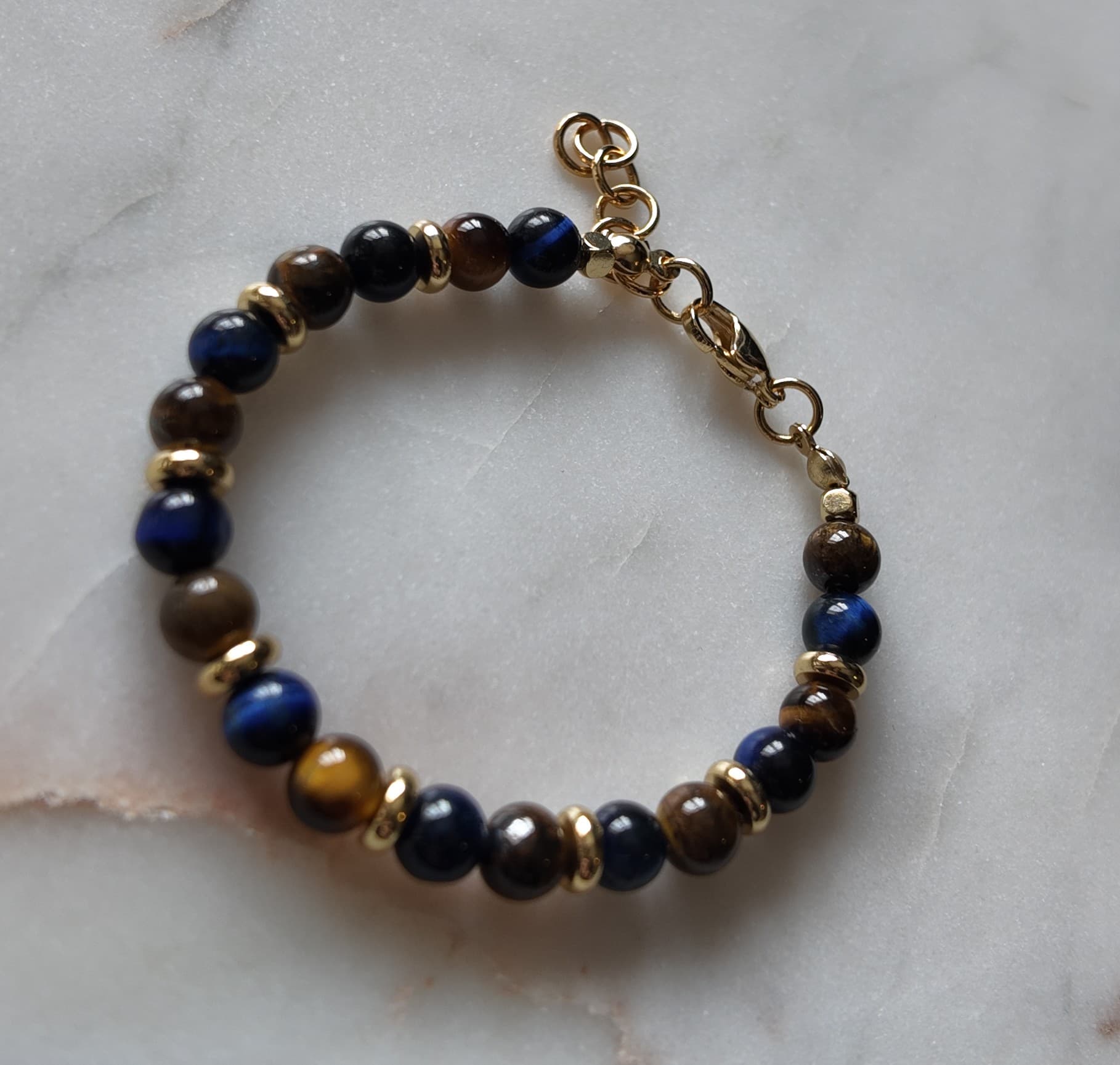 bruin met blauw